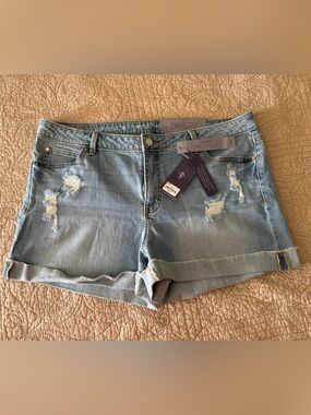 NWT Jennifer Lopez JLo Mid Rise Distressed Light Wash Denim Shorts Size 16